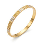 E.Z two-tone patterned solid gold bangle with white gold accents starting from 9.50g, isolated on a pure white background.	غويشة سادة منقوشة بلونين مع تفاصيل من الذهب الأبيض من E.Z تبدأ من 9.50 جم، معزولة على خلفية بيضاء نقية.