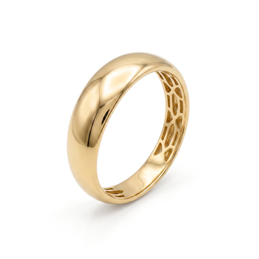 L'azurde 18k yellow gold polished ring with a wider front and tapered back, isolated on a pure white background.
خاتم لازوردي من الذهب الأصفر عيار 18 بتصميم عريض من الأمام ومسحوب من الخلف، معزول على خلفية بيضاء نقية.