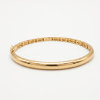 L'azurde 18k yellow gold polished bangle bracelet featuring a geometric inner pattern, isolated on a pure white background.
إسورة لازوردي من الذهب الأصفر عيار 18 بتصميم مصقول ونمط هندسي داخلي، معزولة على خلفية بيضاء نقية.