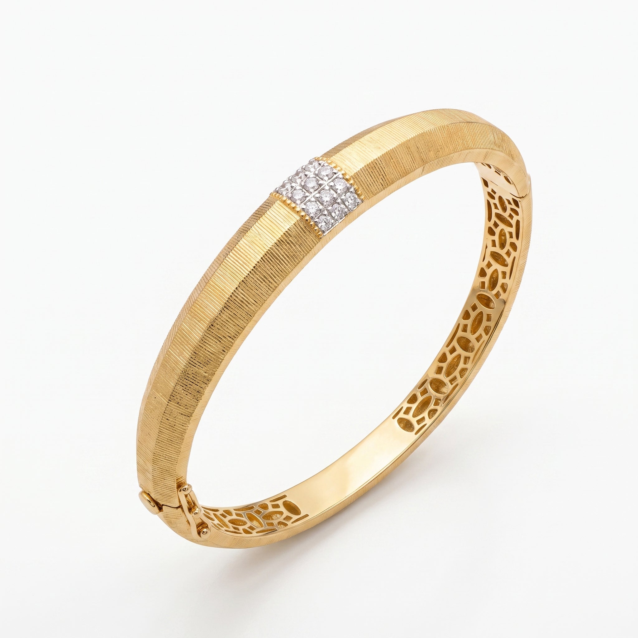 L'azurde 18k yellow gold textured bangle bracelet featuring a radiant stone centerpiece, isolated on a pure white background.	إسورة لازوردي من الذهب الأصفر عيار 18 بتصميم بارز الملمس وقطعة مركزية مرصعة بالأحجار، معزولة على خلفية بيضاء نقية.