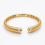 UNO 14.92g gold textured open cuff bracelet with stone-accented tips, isolated on a pure white background.	إسورة أونو ذهبية (14.92 جم) بتصميم مفتوح وملمس بارز مع أطراف مرصعة بالأحجار، معزولة على خلفية بيضاء نقية.