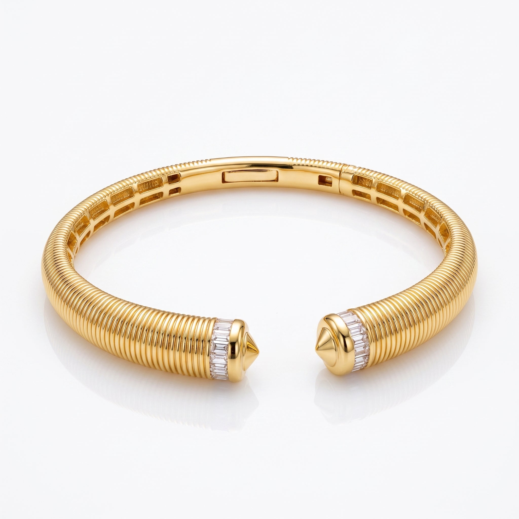 UNO 14.92g gold textured open cuff bracelet with stone-accented tips, isolated on a pure white background.	إسورة أونو ذهبية (14.92 جم) بتصميم مفتوح وملمس بارز مع أطراف مرصعة بالأحجار، معزولة على خلفية بيضاء نقية.