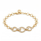 The complete L'azurde gold bracelet (5.12g) with stone-paved overlapping links, shown against a plain white background. It features a chain of small rings, a prominent main triple-ring centerpiece, a lobster clasp, and a brand logo charm. سوار لازوردي الذهبي الكامل (بوزن 5.12 غرام) المزود بحلقات متداخلة مرصعة بالأحجار، معروض على خلفية بيضاء سادة. يتميز بسلسلة من الحلقات الصغيرة، وقطعة مركزية بارزة مكونة من ثلاث حلقات، ومشبك جراد البحر، ودلاية تحمل شعار العلامة التجارية.