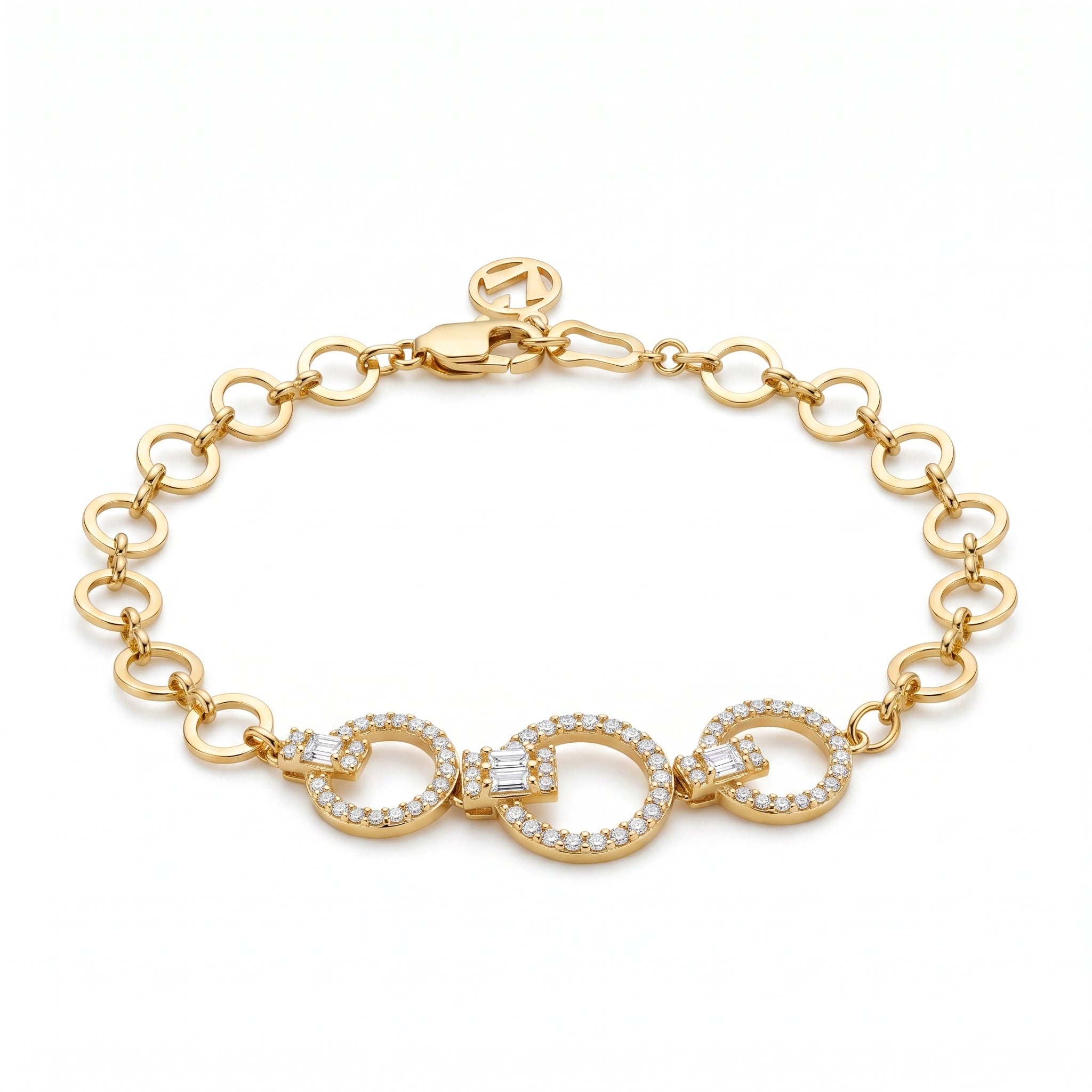 The complete L'azurde gold bracelet (5.12g) with stone-paved overlapping links, shown against a plain white background. It features a chain of small rings, a prominent main triple-ring centerpiece, a lobster clasp, and a brand logo charm. سوار لازوردي الذهبي الكامل (بوزن 5.12 غرام) المزود بحلقات متداخلة مرصعة بالأحجار، معروض على خلفية بيضاء سادة. يتميز بسلسلة من الحلقات الصغيرة، وقطعة مركزية بارزة مكونة من ثلاث حلقات، ومشبك جراد البحر، ودلاية تحمل شعار العلامة التجارية.