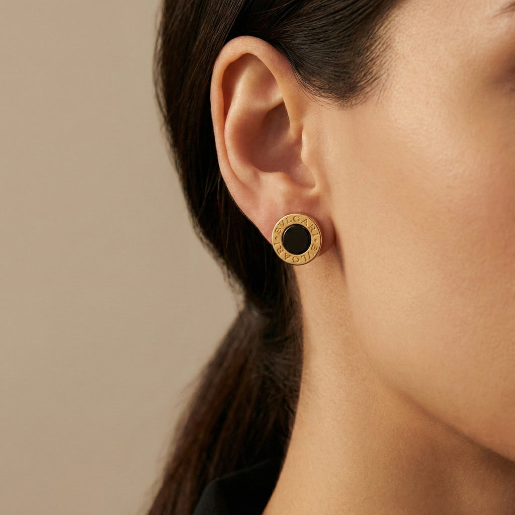 حلق أزرار أونيكس وذهبية مميزة من الذهب الأصفر عيار 18