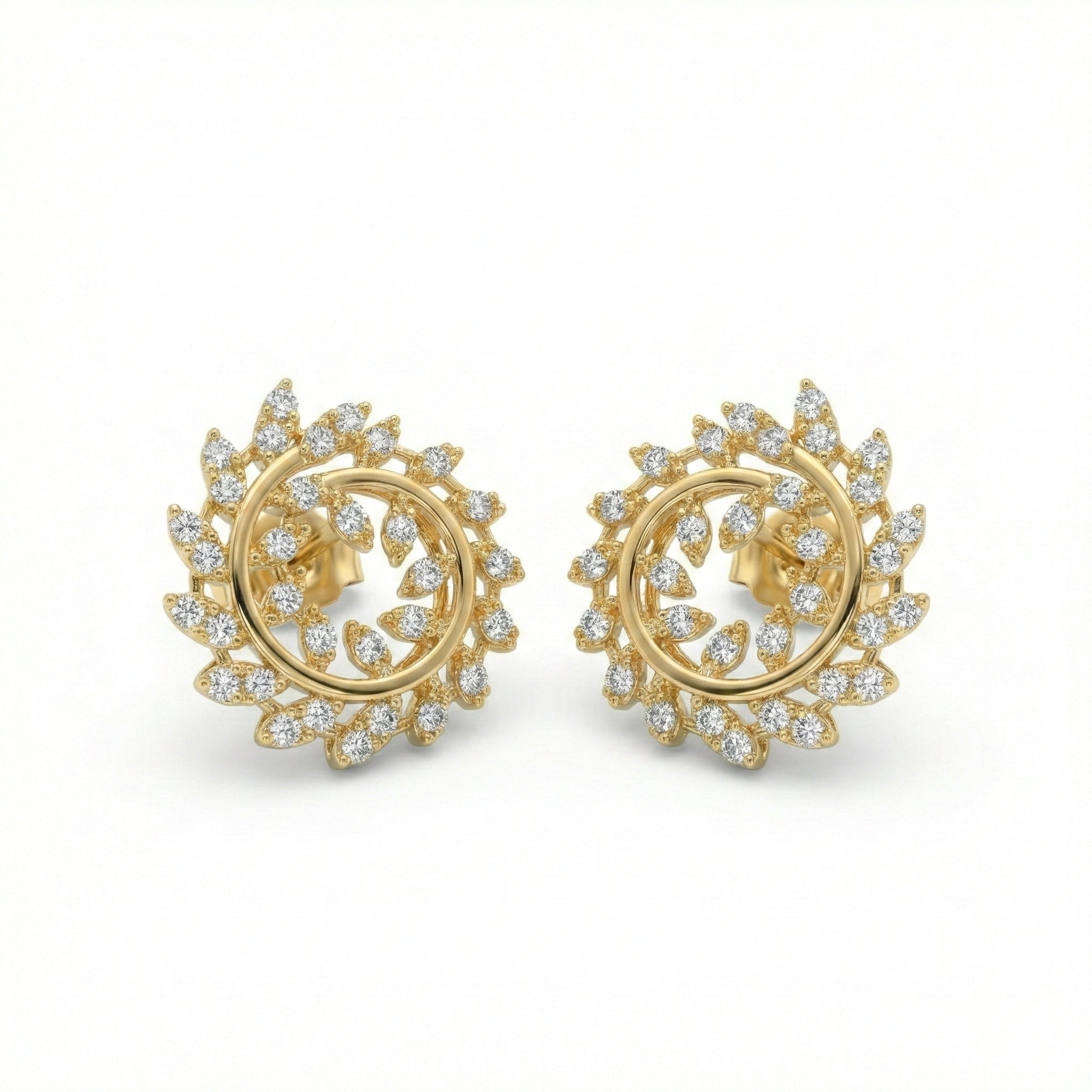 حلق مرصعة بتصميم دوامة ذهبية لامعة من الذهب الأصفر عيار 18