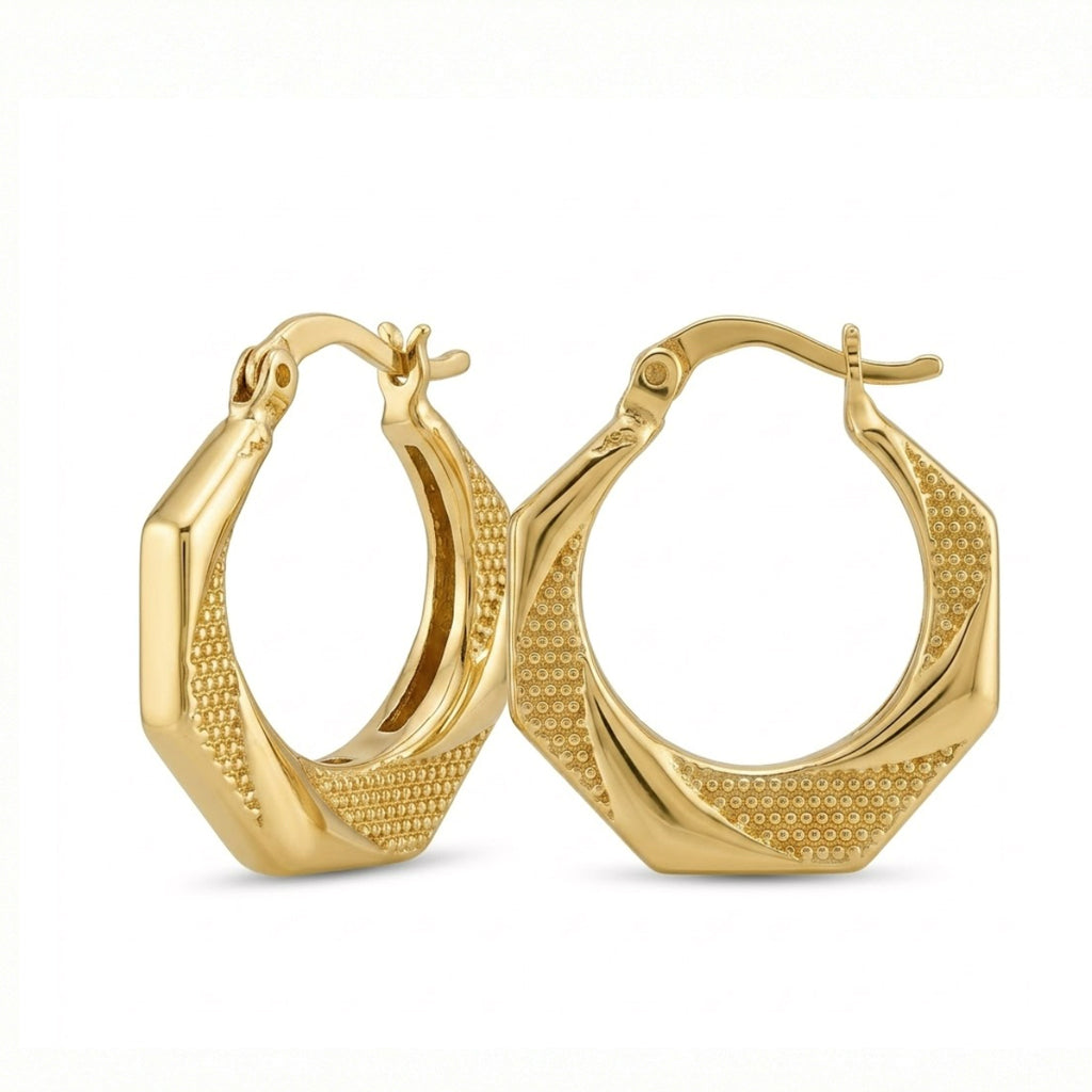 Royal Select 18k yellow gold hexagonal hoop earrings weighing 3.47 gm, featuring a unique half-textured, half-polished design on a pure white background.
حلق سداسي الشكل من رويال سيلكت (Royal Select) دهب أصفر عيار 18 بوزن 3.47 جرام، بيتميز بنقشة بارزة مع جزء سادة بيلمع على خلفية بيضا نقية.
