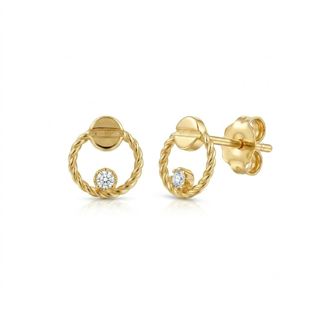 King Gold 18k yellow gold petite twisted circle stud earrings with a sparkling white stone on a pure white background.
حلق بريمة دهب عيار 18 ماركة كينج جولد بتصميم دايرة مجدولة وفص أبيض لامع على خلفية بيضا