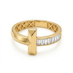 UNO brand 18k yellow gold ring featuring a modern T-shape design and baguette-cut white stones on a pure white background.
خاتم دهب عيار 18 ماركة أونو بتصميم حرف T عصري وفصوص باجيت بيضا على خلفية بيضا.
