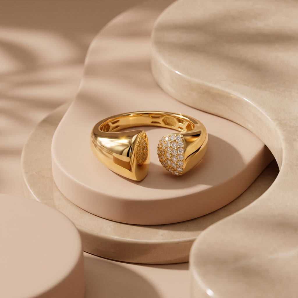 UNO 18k yellow gold open ring elegantly displayed on modern beige sculptural pedestals under soft luxury lighting.
خاتم أونو دهب عيار 18 معروض على قواعد فنية بتصميم مودرن وألوان بيج فخمة بإضاءة ناعمة.