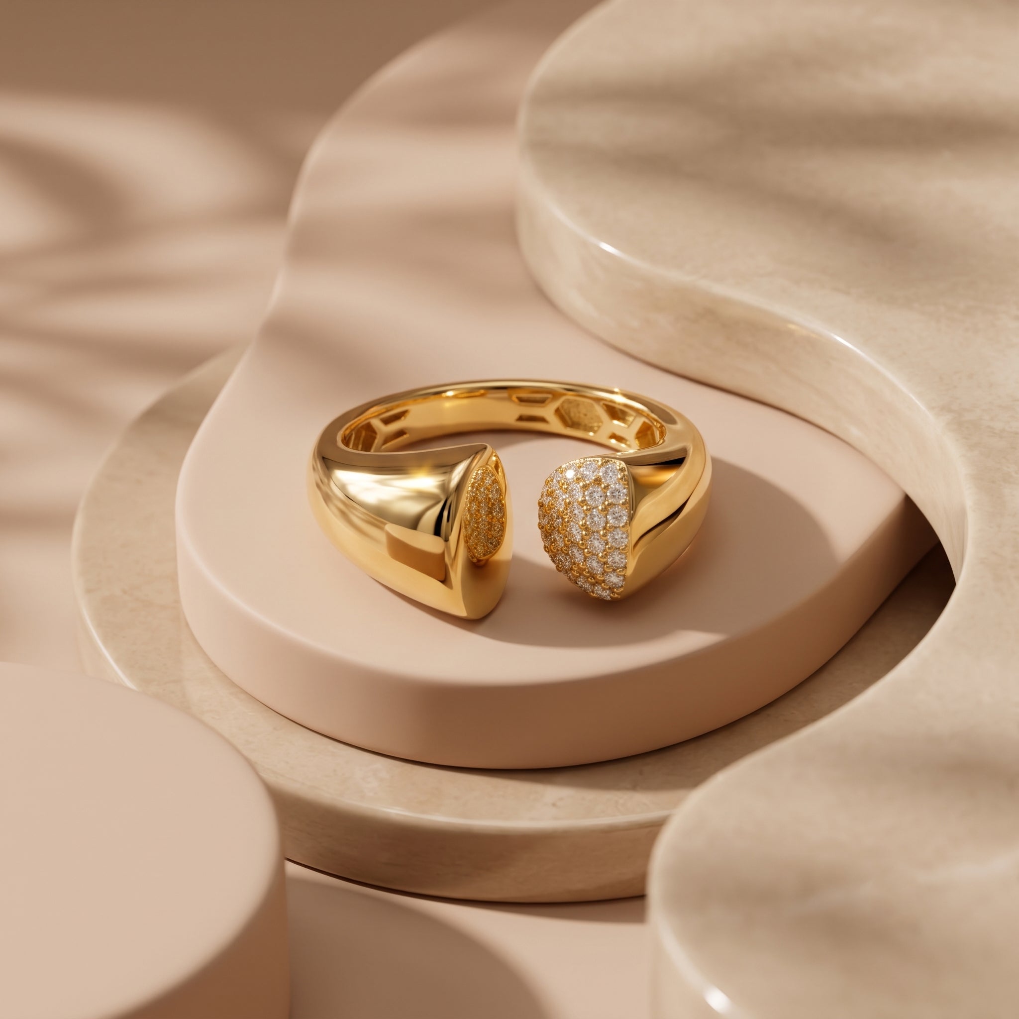 UNO 18k yellow gold open ring elegantly displayed on modern beige sculptural pedestals under soft luxury lighting.
خاتم أونو دهب عيار 18 معروض على قواعد فنية بتصميم مودرن وألوان بيج فخمة بإضاءة ناعمة.