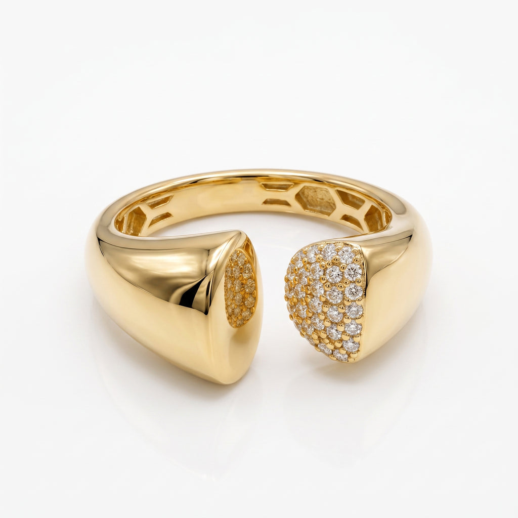 UNO 18k yellow gold open ring featuring a smooth polished finish and a stone-encrusted triangular end, weighing 3.47 gm, on a pure white background.
خاتم أونو دهب عيار 18 بتصميم مفتوح، جهة بلمعة ناعمة وجهة مثلثة مرصعة بفصوص، وزن 3.47 جرام على خلفية بيضا.