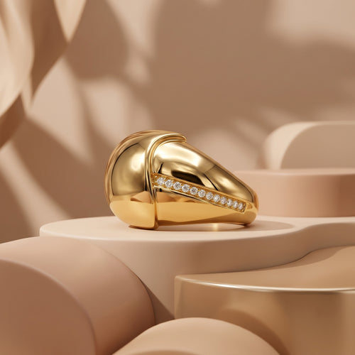 UNO 18k yellow gold sculptural bombe ring elegantly displayed on modern beige curved pedestals under soft luxury lighting.
خاتم أونو بومبيه دهب عيار 18 معروض على قواعد منحنية بتصميم مودرن وألوان بيج ناعمة.