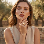 Elegant woman wearing the UNO 18k yellow gold sculptural ring outdoors in soft golden sunlight, showcasing its bold, high-polish finish.
موديل أنيقة لابسة خاتم أونو البومبيه دهب عيار 18 في إضاءة شمس طبيعية بتبين فخامة التصميم.
