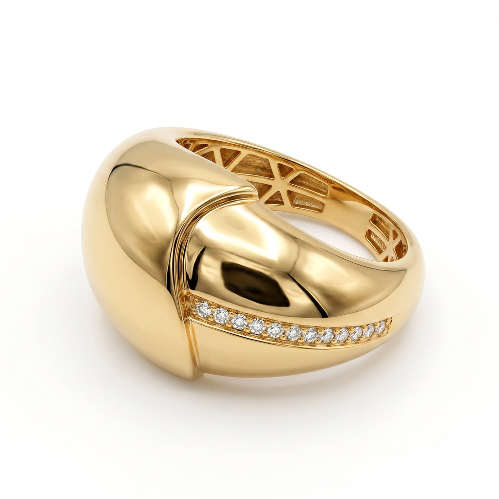 A high-polish UNO 18k yellow gold bombe ring showing its sculptural crossover dome with a diagonal channel of sparkling stones.
خاتم أونو بومبيه دهب أصفر عيار 18 بلمعان قوي، بيبين التصميم المتداخل والمسار المائل المرصع بالفصوص.