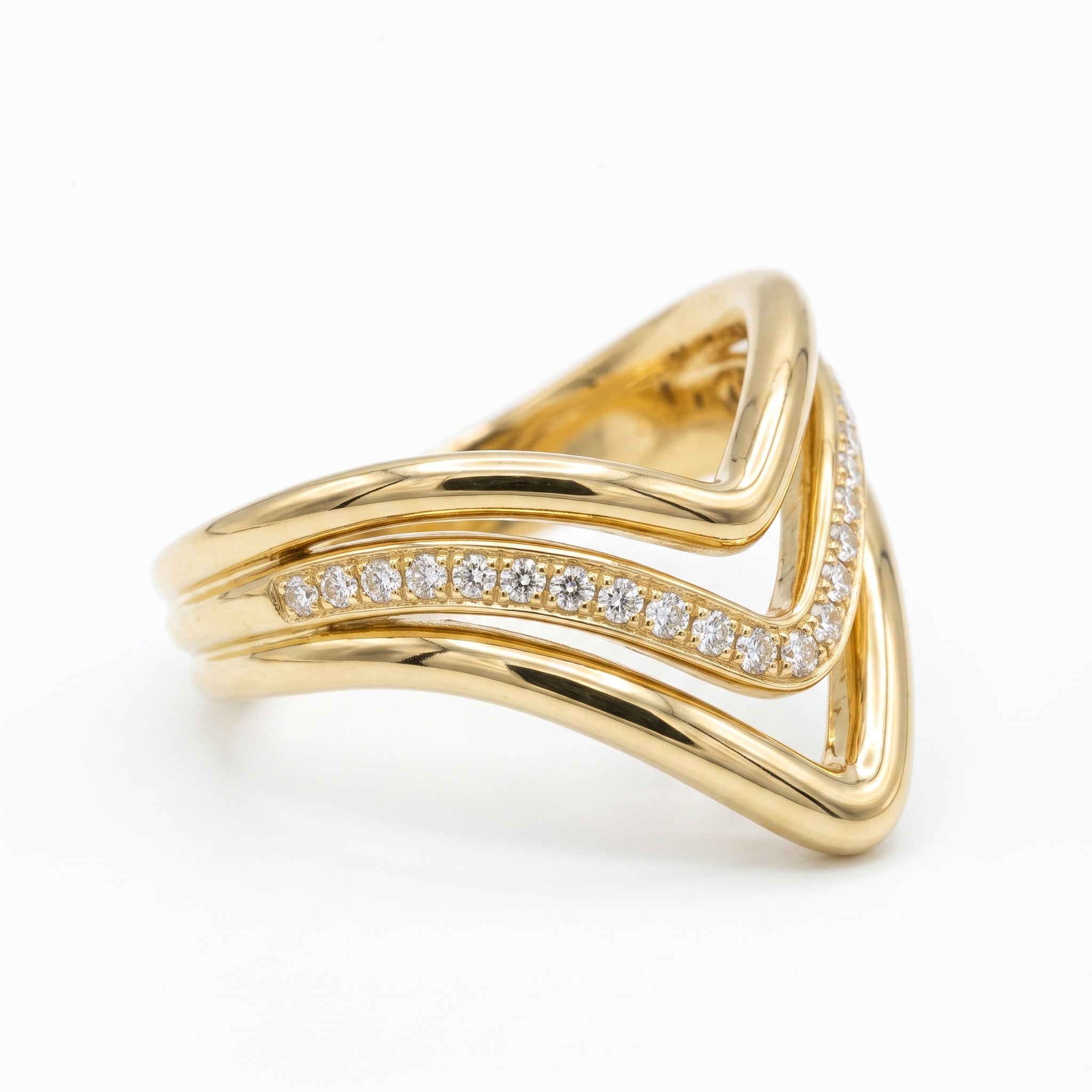 UNO 18k yellow gold triple-band chevron ring featuring a central row of sparkling stones, weighing 2.48 gm, on a pure white background.
خاتم أونو دهب عيار 18 بتصميم سبعة (V) وتلات أدوار، الدور اللي في النص مرصع بفصوص، وزن 2.48 جرام على خلفية بيضا.