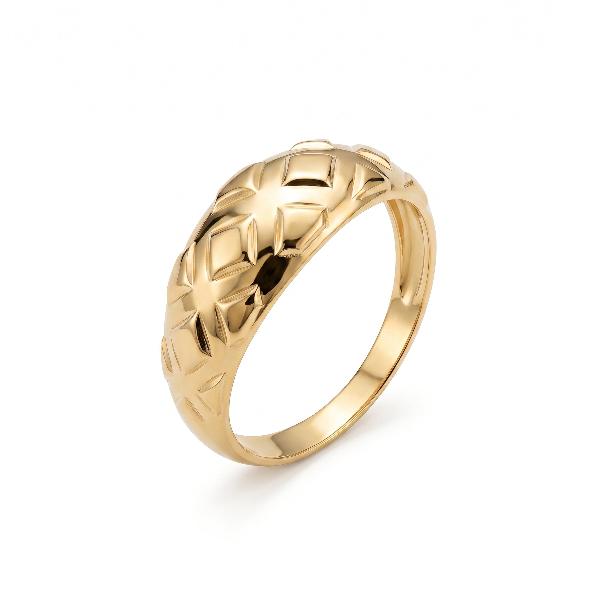 UNO 18k yellow gold ring with a carved geometric quilted pattern, weighing 2.37 gm, on a pure white background.
خاتم أونو دهب عيار 18 بنقشة هندسية متقاطعة (مبطنة/Quilted)، وزن 2.37 جرام على خلفية بيضا.