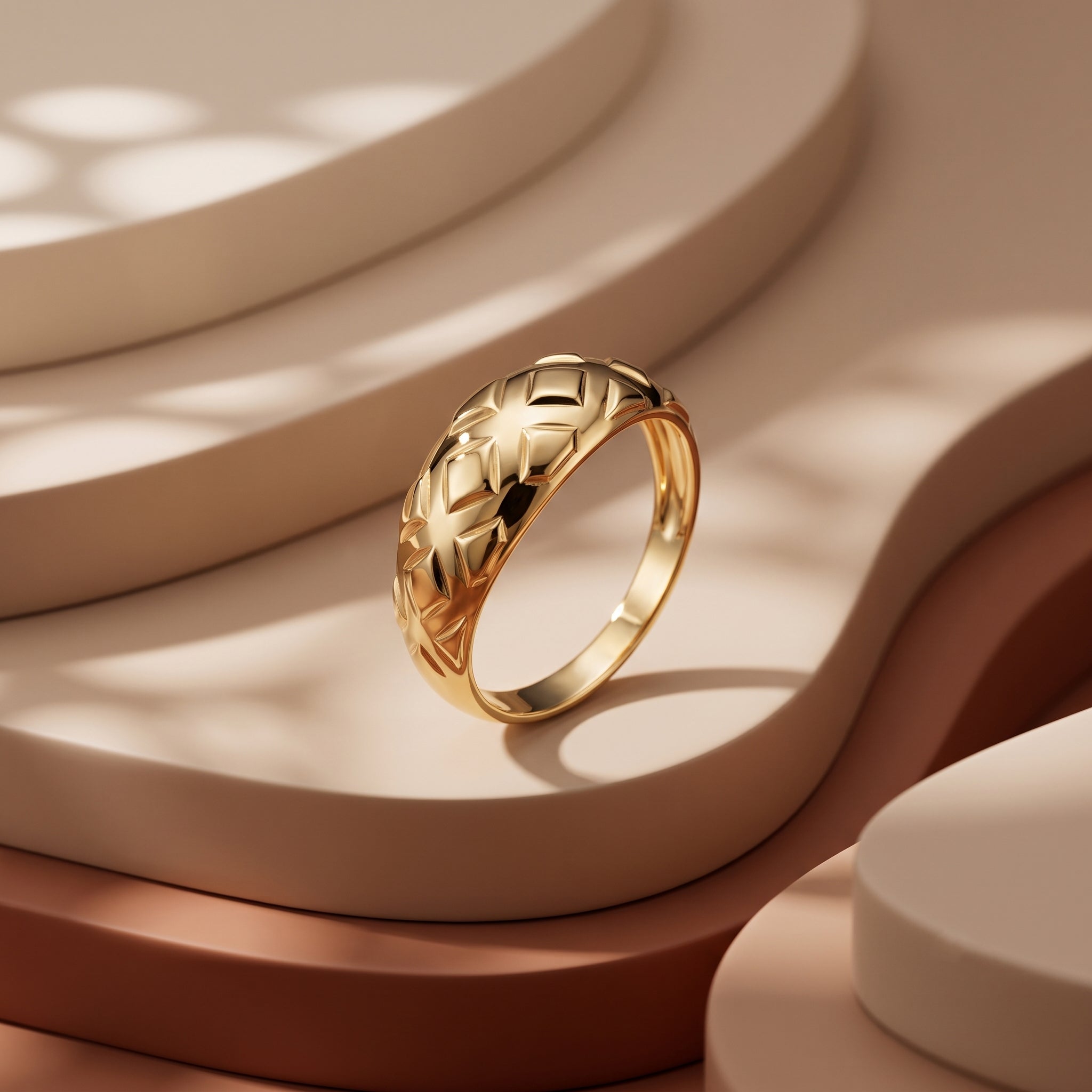 UNO 18k yellow gold geometric ring elegantly displayed on smooth beige and terracotta sculptural pedestals with soft light and shadows.
خاتم أونو دهب عيار 18 معروض على قواعد فنية ناعمة بدرجات البيج والتيراكوتا مع إضاءة فخمة.