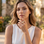 Elegant woman wearing the UNO 18k yellow gold asymmetric twin-disc ring outdoors, gently resting her hand near her chin in soft golden sunlight.
موديل أنيقة لابسة خاتم أونو المفتوح دهب عيار 18 بتصميم الدائرتين في إضاءة شمس طبيعية بتعكس فخامته.