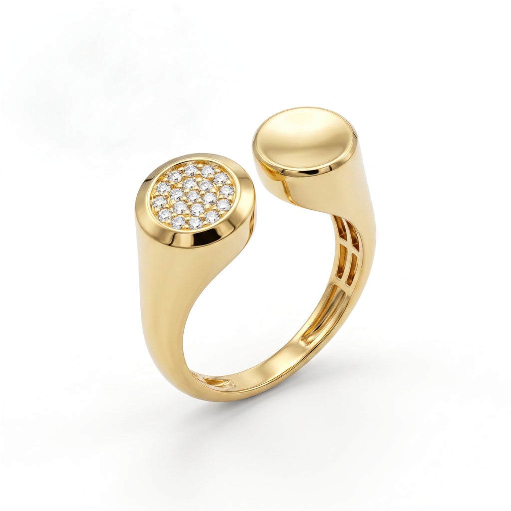 UNO 18k yellow gold open ring featuring a twin-disc design with one smooth polished end and one stone-encrusted end, weighing 2.40 gm, on a pure white background.
خاتم أونو دهب عيار 18 بتصميم مفتوح بدائرتين، واحدة سادة بلمعة والتانية مرصعة بفصوص، وزن 2.40 جرام على خلفية بيضا.