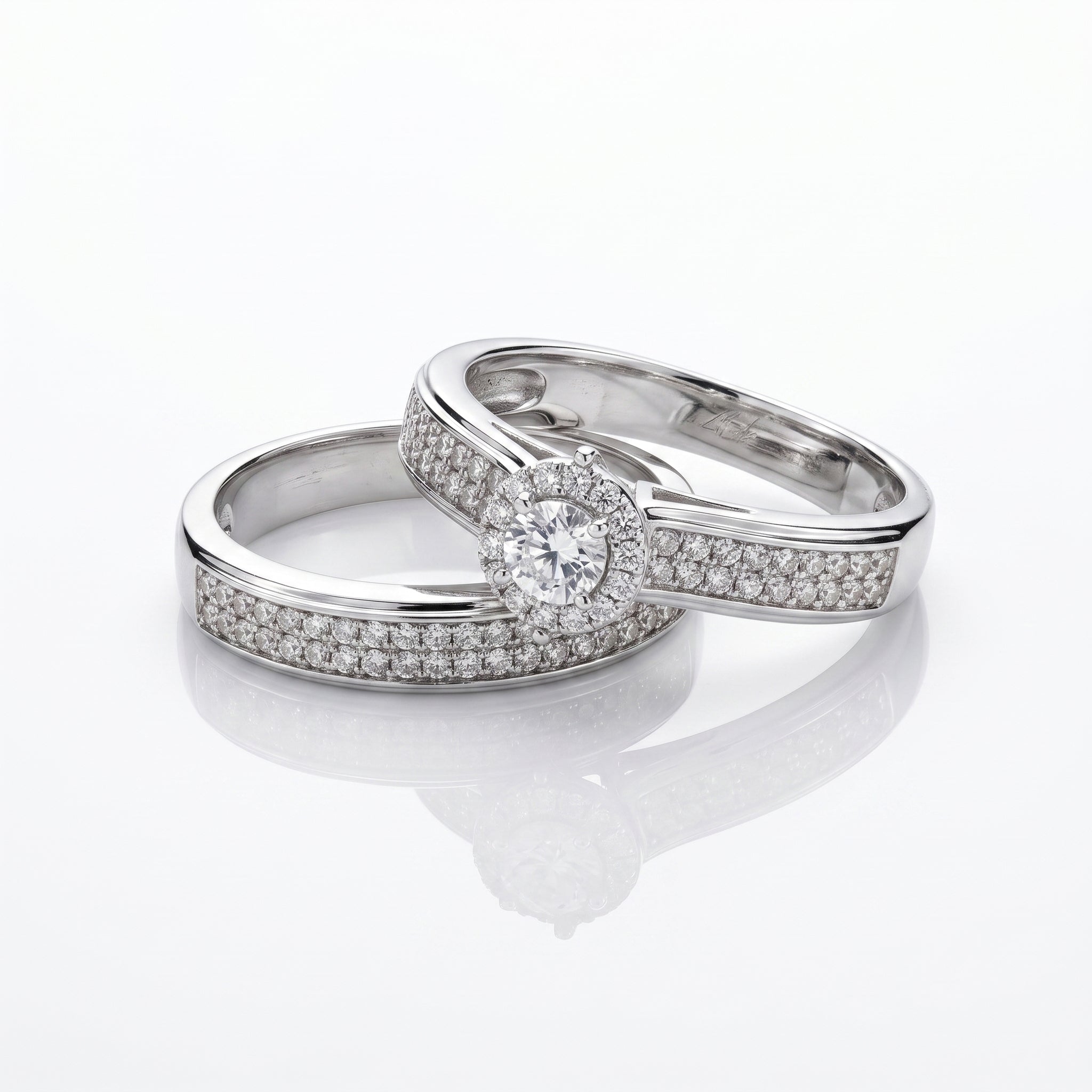 Egypt Gold 18k white gold twin ring set featuring shimmering stones on a pure white background, weighing 6.70g.	طقم توينز ذهب أبيض عيار 18 من إيجيبت جولد مرصع بفصوص لامعة على خلفية بيضاء، بوزن 6.70 جم.