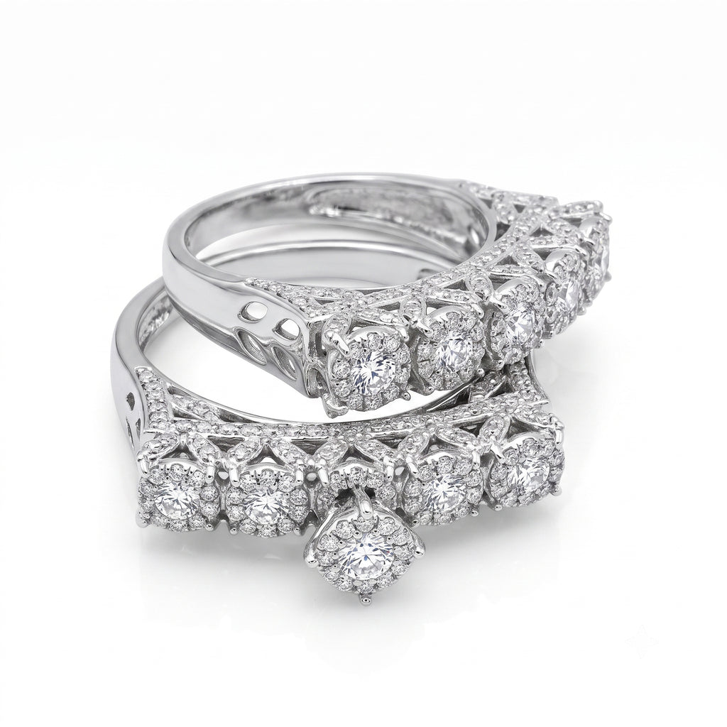The Luminous Crown Twin Rings by Egypt Gold in 18k yellow gold weighing 10.27g featuring sparkling simulated stones on a pure white background.	خواتم توينز التاج المضيء من إيجيبت جولد ذهب أصفر عيار 18 بوزن 10.27 جرام مع أحجار لامعة على خلفية بيضاء نقية.