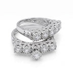 The Luminous Crown Twin Rings by Egypt Gold in 18k yellow gold weighing 10.27g featuring sparkling simulated stones on a pure white background.	خواتم توينز التاج المضيء من إيجيبت جولد ذهب أصفر عيار 18 بوزن 10.27 جرام مع أحجار لامعة على خلفية بيضاء نقية.