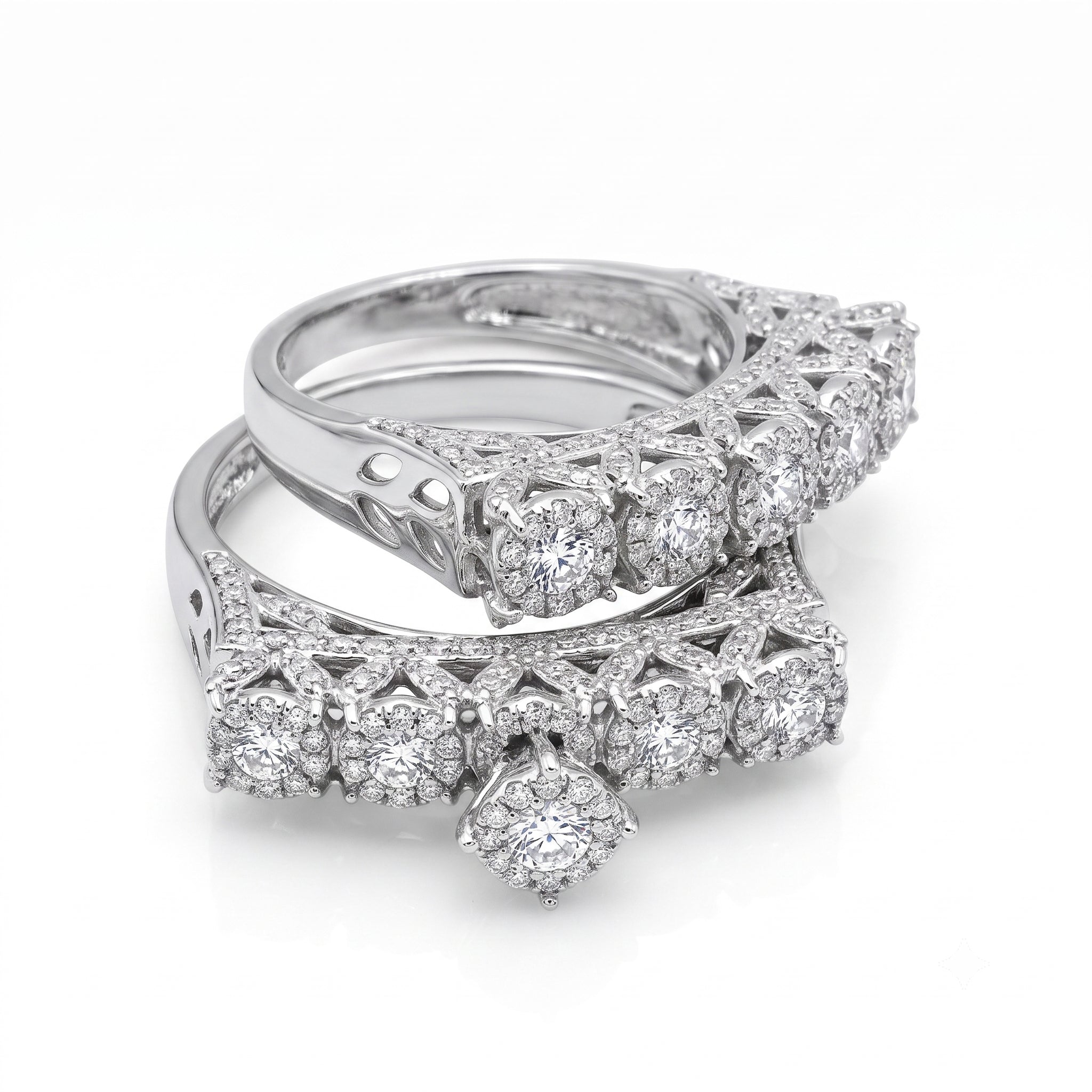 The Luminous Crown Twin Rings by Egypt Gold in 18k yellow gold weighing 10.27g featuring sparkling simulated stones on a pure white background.	خواتم توينز التاج المضيء من إيجيبت جولد ذهب أصفر عيار 18 بوزن 10.27 جرام مع أحجار لامعة على خلفية بيضاء نقية.