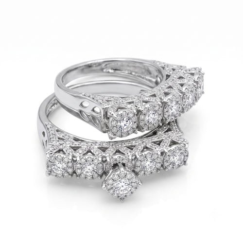 The Luminous Crown Twin Rings by Egypt Gold in 18k yellow gold weighing 10.27g featuring sparkling simulated stones on a pure white background.	خواتم توينز التاج المضيء من إيجيبت جولد ذهب أصفر عيار 18 بوزن 10.27 جرام مع أحجار لامعة على خلفية بيضاء نقية.