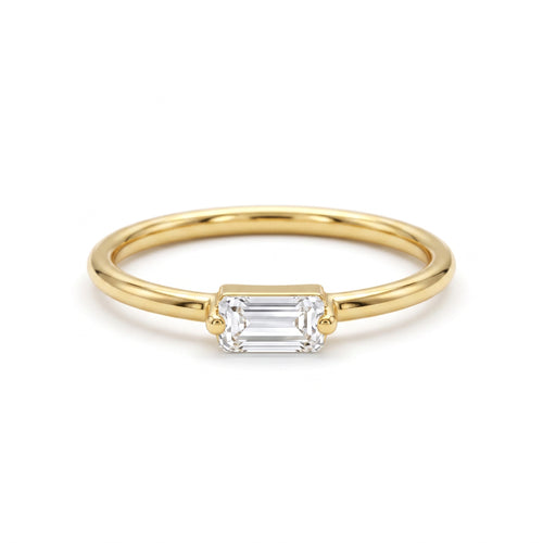 Andria 18k yellow gold sleek ring featuring a horizontal white stone, pure white background for e-commerce.	خاتم أندريا رقيق من الذهب الأصفر عيار 18 يتميز بفص أبيض أفقي، خلفية بيضاء نقية.