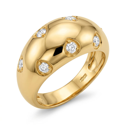 L'azurde 18k yellow gold dome ring with scattered stones weighing 4g on a pure white background. خاتم لازوردي بومبيه من الذهب عيار 18 مرصع بأحجار متناثرة بوزن 4 جرام على خلفية بيضاء نقية.
