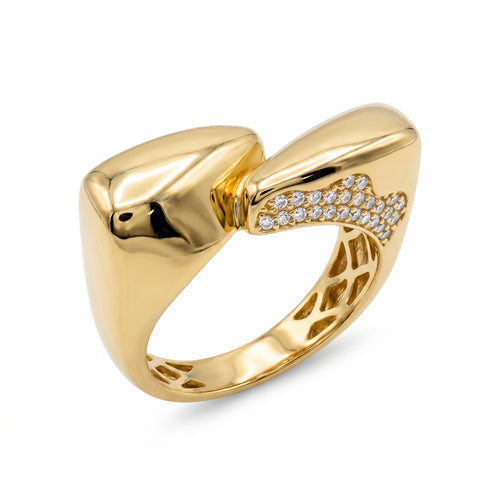 L'azurde 18k yellow gold sculptural bypass ring with pavé accents, weighing 5.37g, on a pure white background. خاتم لازوردي التفافي منحوت من الذهب عيار 18 مرصع بوزن 5.37 جرام على خلفية بيضاء نقية.
