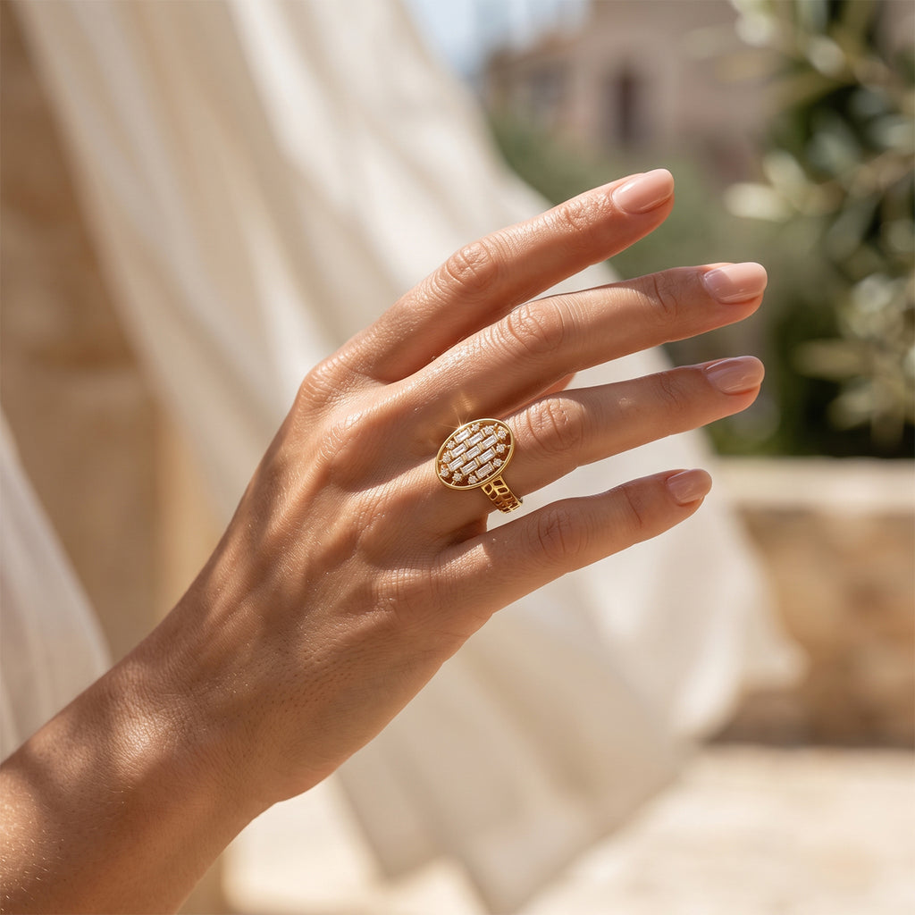 Close-up of a woman's hand wearing the Loaloaa gold ring in warm summer sunlight.	لقطة مقربة ليد امرأة ترتدي خاتم لؤلؤة الذهبي تحت أشعة شمس الصيف الدافئة.
