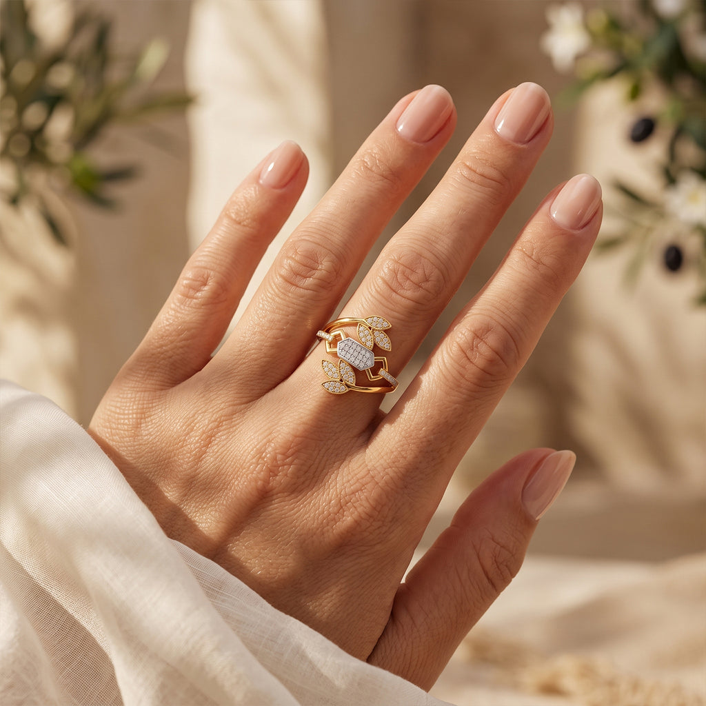 Close-up of a woman's hand wearing the Fine Gold botanical ring in warm sunlight.	لقطة مقربة ليد امرأة ترتدي خاتم فاين جولد النباتي تحت أشعة الشمس الدافئة.