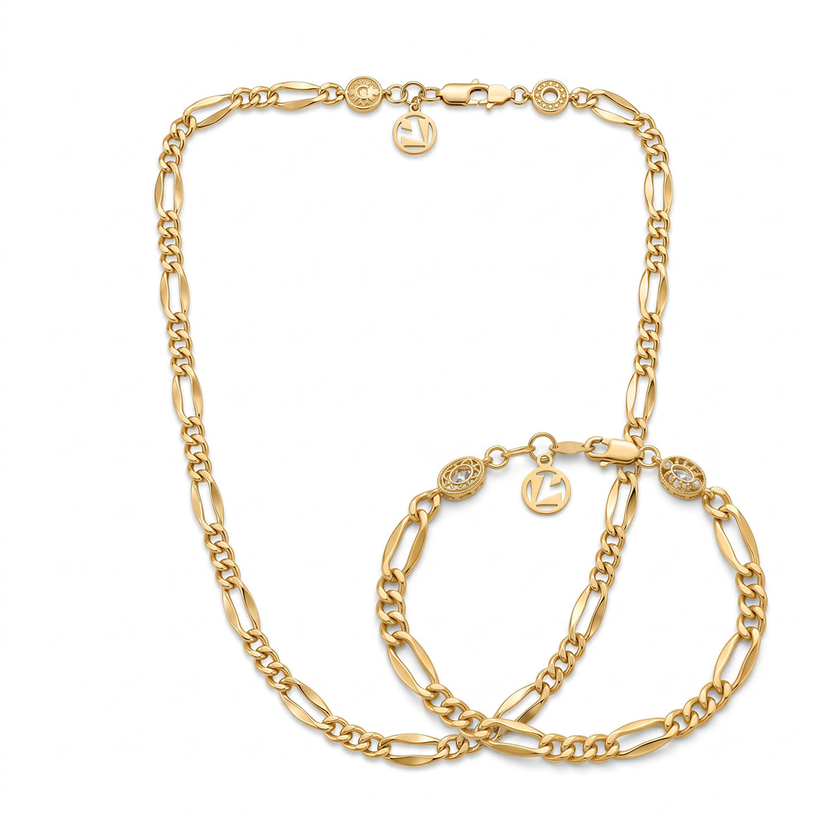 L'azurde 18K yellow gold matching Gourmet necklace and bracelet set on a white background.	طقم مجوهرات متطابق من الذهب عيار 18 يتكون من سلسلة وسوار جرميت من لازوردي على خلفية بيضاء.