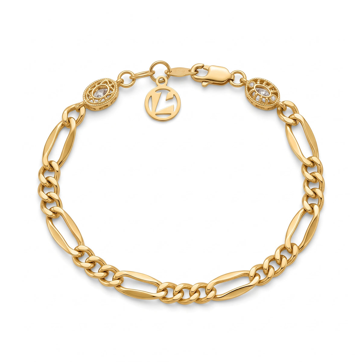 L'azurde 18K yellow gold interlocking Gourmet chain bracelet on a white background.	سوار ذهب أصفر عيار 18 من لازوردي بتصميم حلقات جرميت متداخلة على خلفية بيضاء.